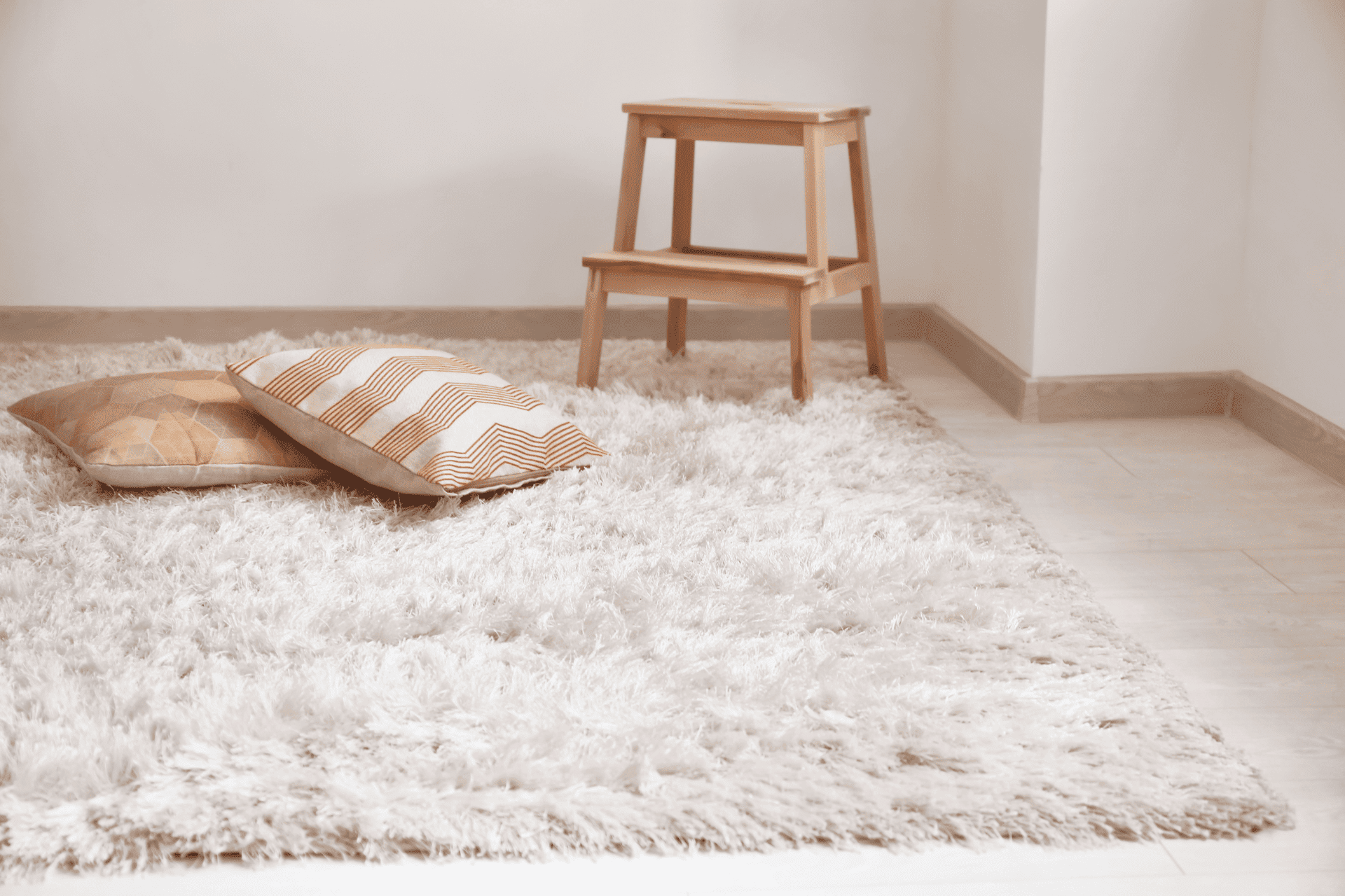 Hochflor-Teppich mit Kissen